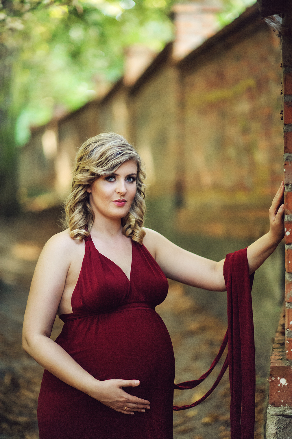 sesja ciążowa w plenerze, czerwona suknia ciążowa