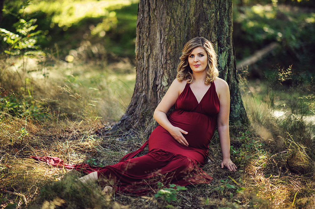 piękna przyszła mama, brzuszek ciążowy, fotografia brzuszkowa, czarny kot studio