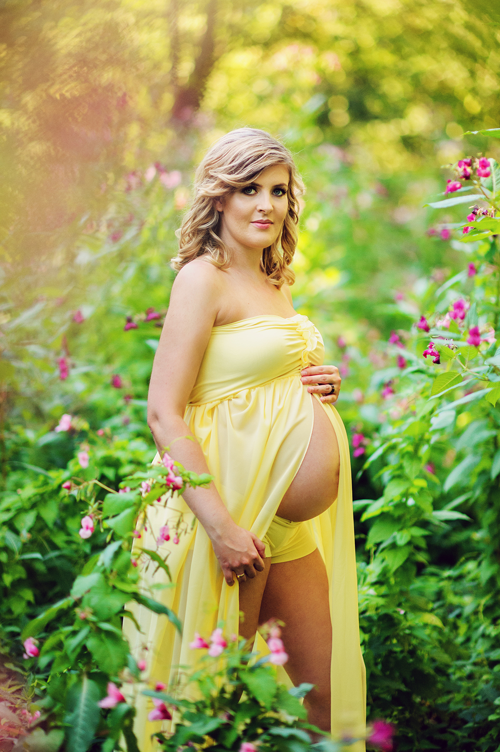 sesja ciążowa w kwiatach, piękna suknia do sesji ciązowej