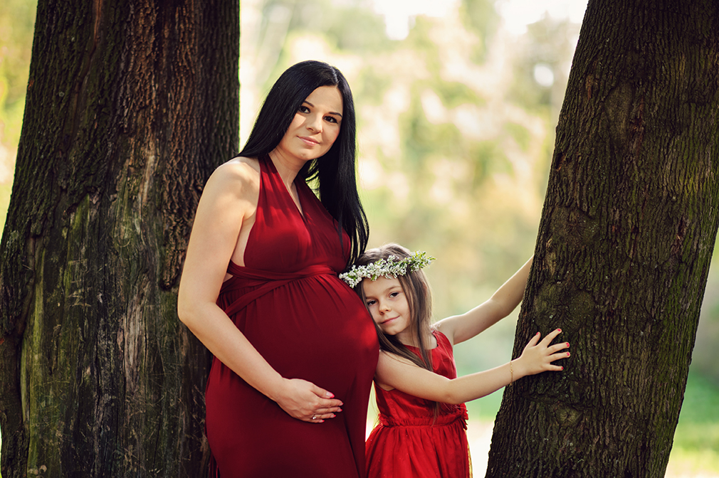 matka i córka, suknia ciążowa do sesji, sesja ciążowa w parku