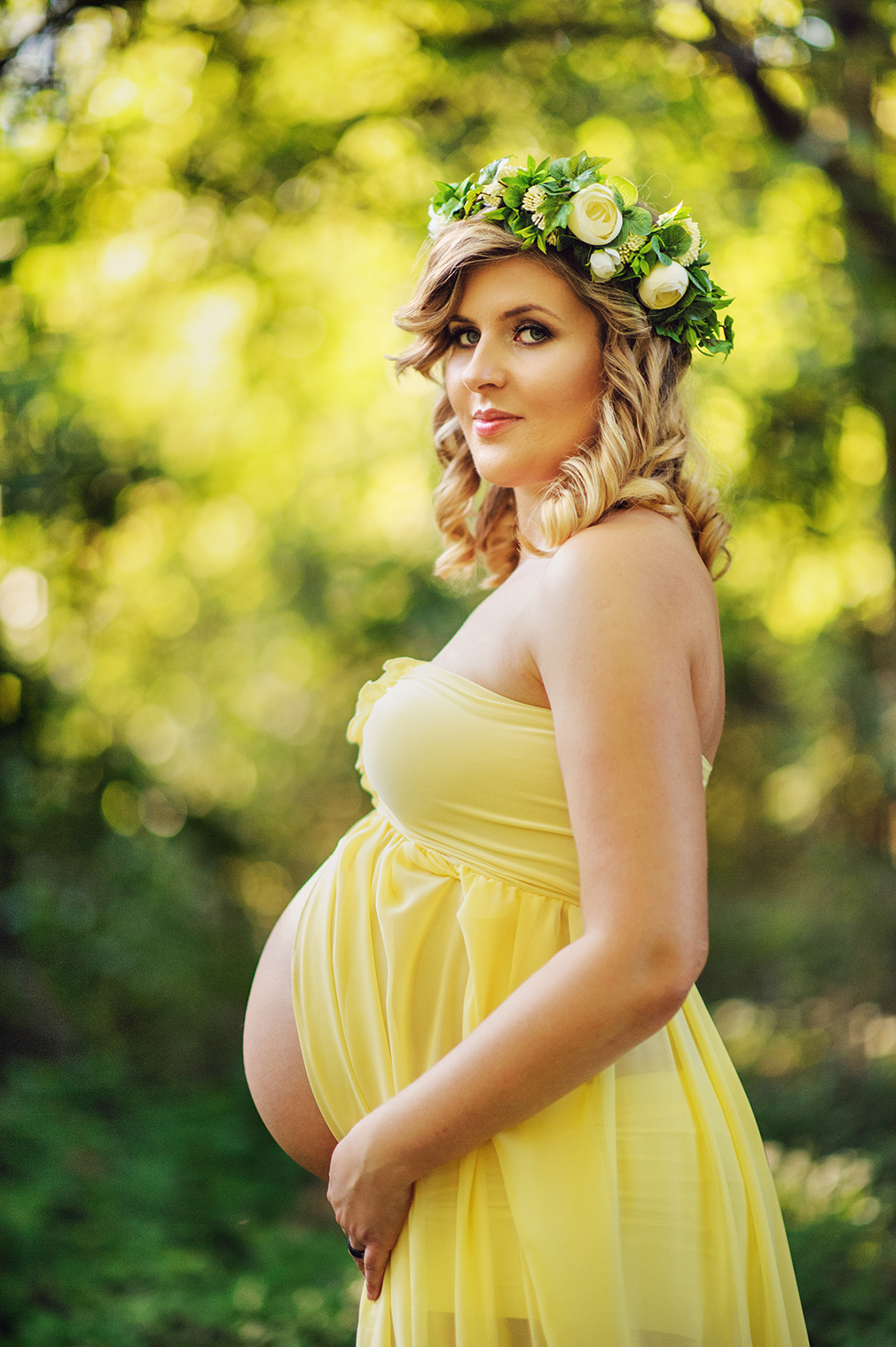 naturalna sesja ciążowa, sesja zdjęciowa z wiankiem, przyszła mama na sesji