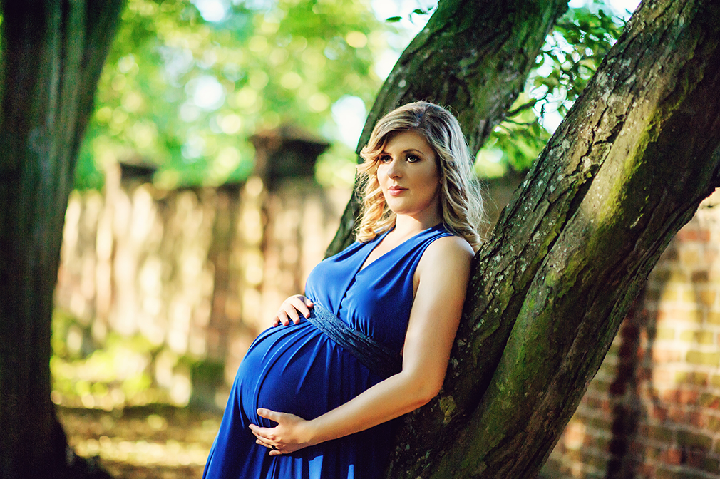 sesja ciążowa przyszłej mamy, sesja ciążowa w parku, zdjęcia ciążowe, czarny kot studio