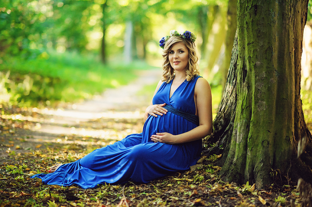 plenerowa sesją ciążowa, piękna suknia ciążowa