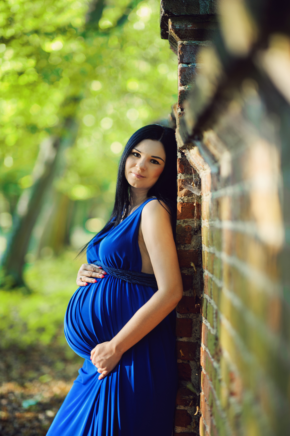 urocza przyszła mama w plenerze, pomysł na sesję ciążową
