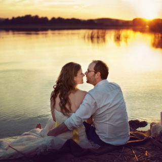 zachód słońca nad wodą, romantyczna sesja ślubna, fotograf ślubny konin