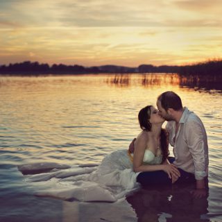 romantyczna sesja ślubna o zachodzie słońca nad wodą, plener ślubny konin