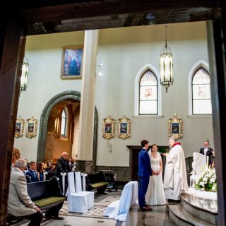 zdjęcia ślubne w kościele, fotograf na ślubie konin