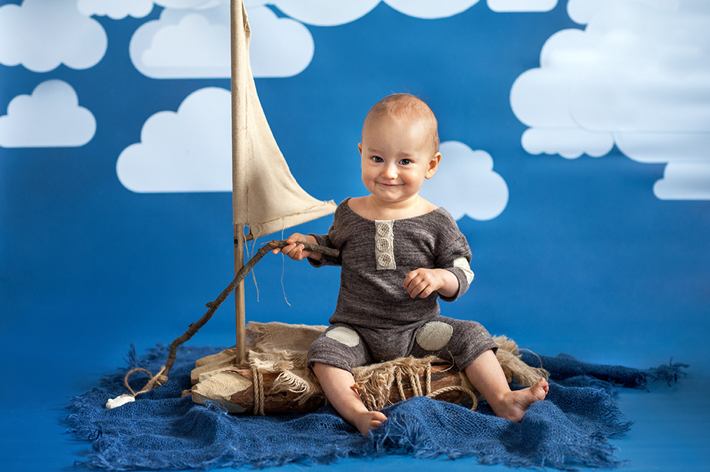 mały żeglarz, ciekawa sesja fotograficzna niemowlaka, dziecko na sesji, gdzie na sesję konin