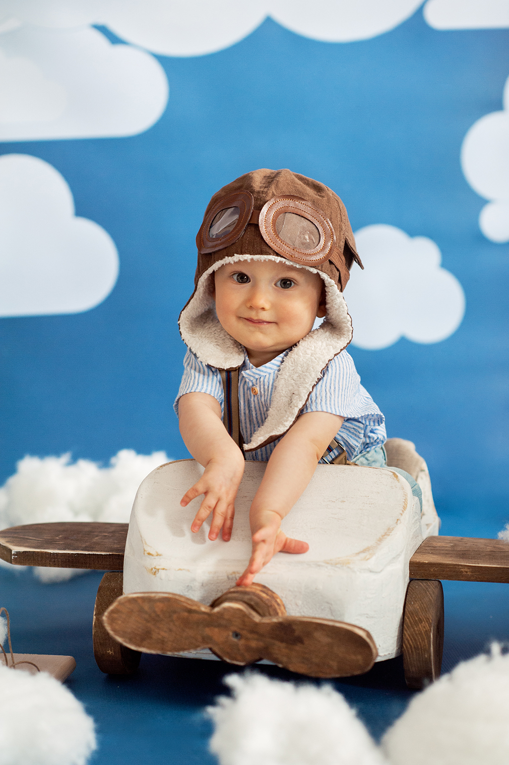 mały pilot, sesja z samolotem, czarny kot studio, fotografia niemowlęca