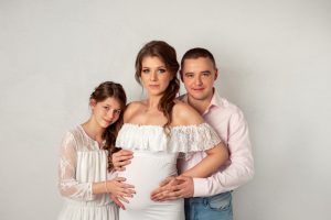 czarny kot studio, sesja rodzinna konin, fotografia rodzinna, ciąża