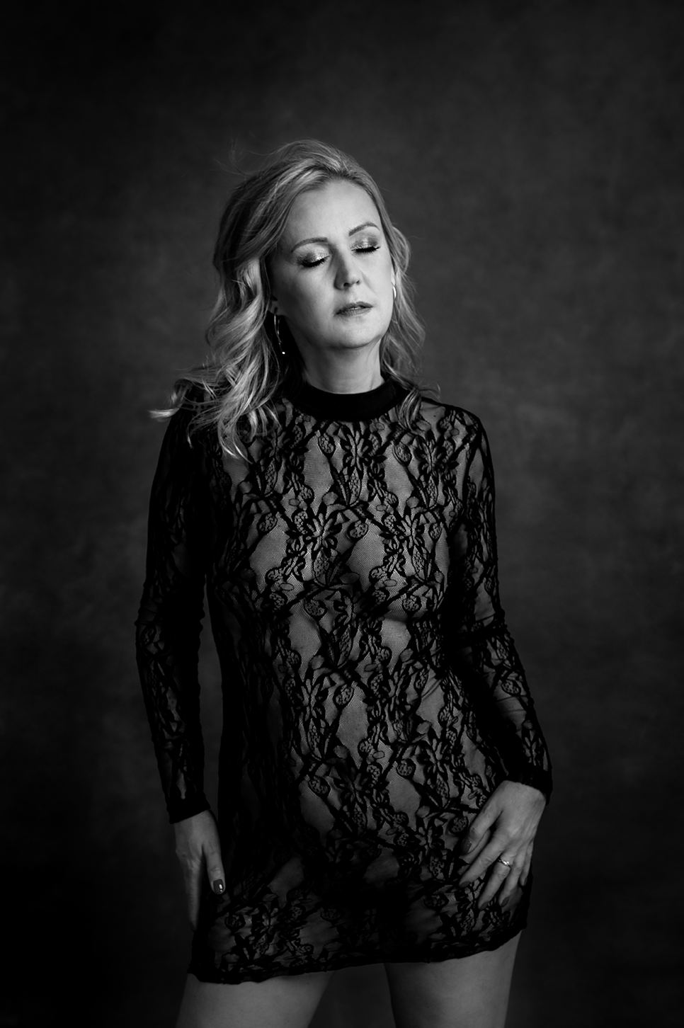 Zmysłowa sesja kobieca w Koninie wykonana w jasnym, minimalistycznym studio fotograficznym.