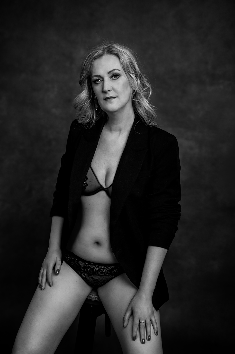 Czarno-biała sesja buduarowa w Czarny Kot Studio Konin – kobieca i pełna klasy fotografia.